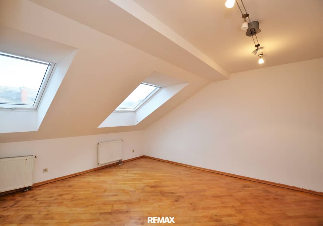 Apartment Top Floor with Balcony Potential