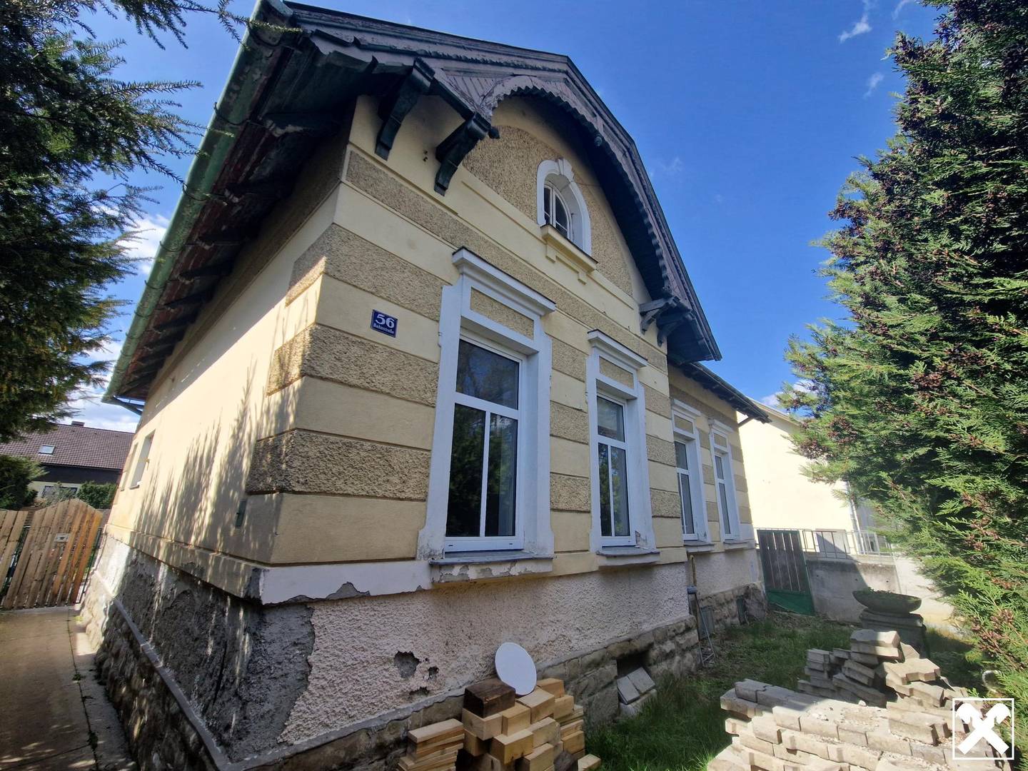 Renovation-needed family home in Langenlebarn