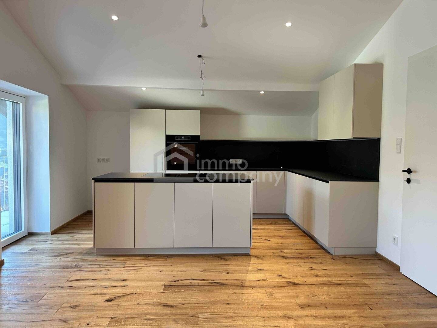 Top floor apartment southwest facing with panoramic view