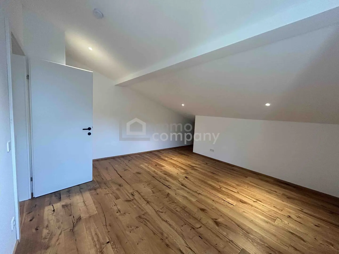 Top floor apartment southwest facing with panoramic view