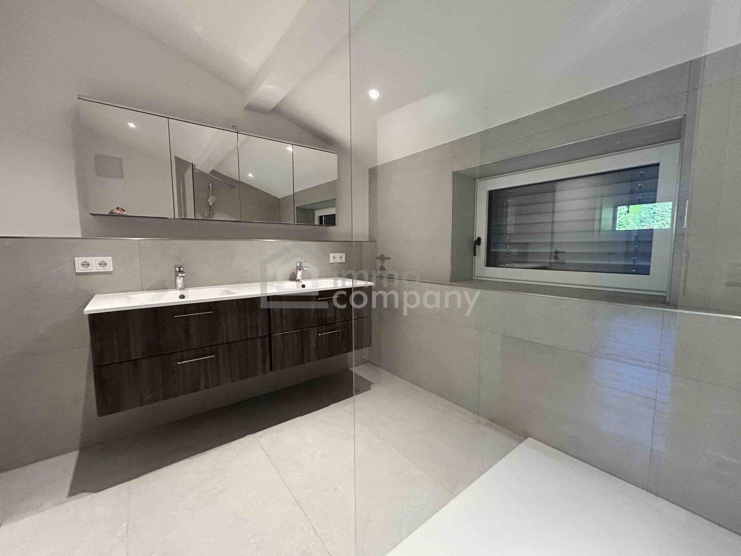 Top floor apartment southwest facing with panoramic view