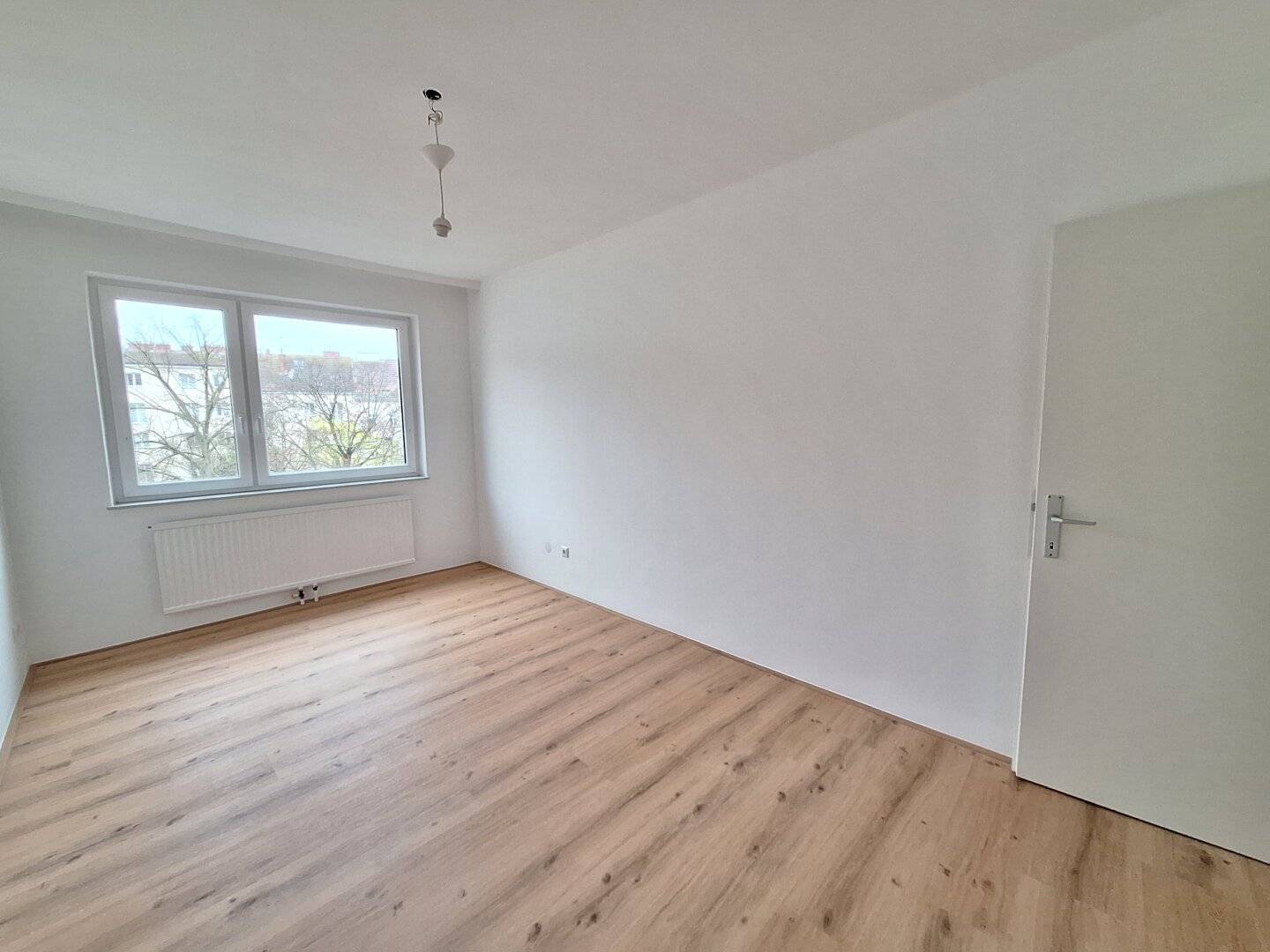 Helle zentrale Wohnung mit neuer Komplettküche nahe Antonsplatz