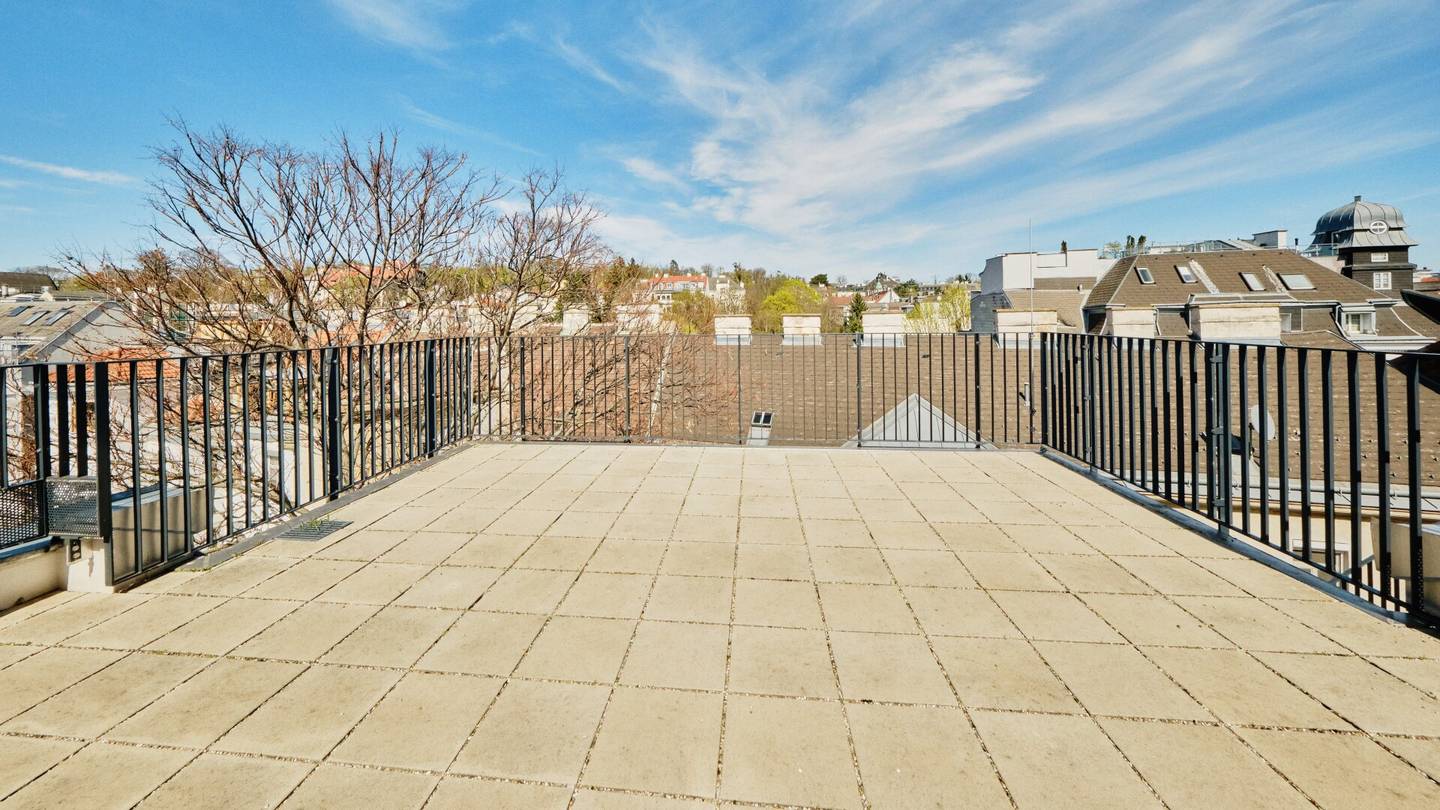 5-Room Altbau with Roof Terraces
