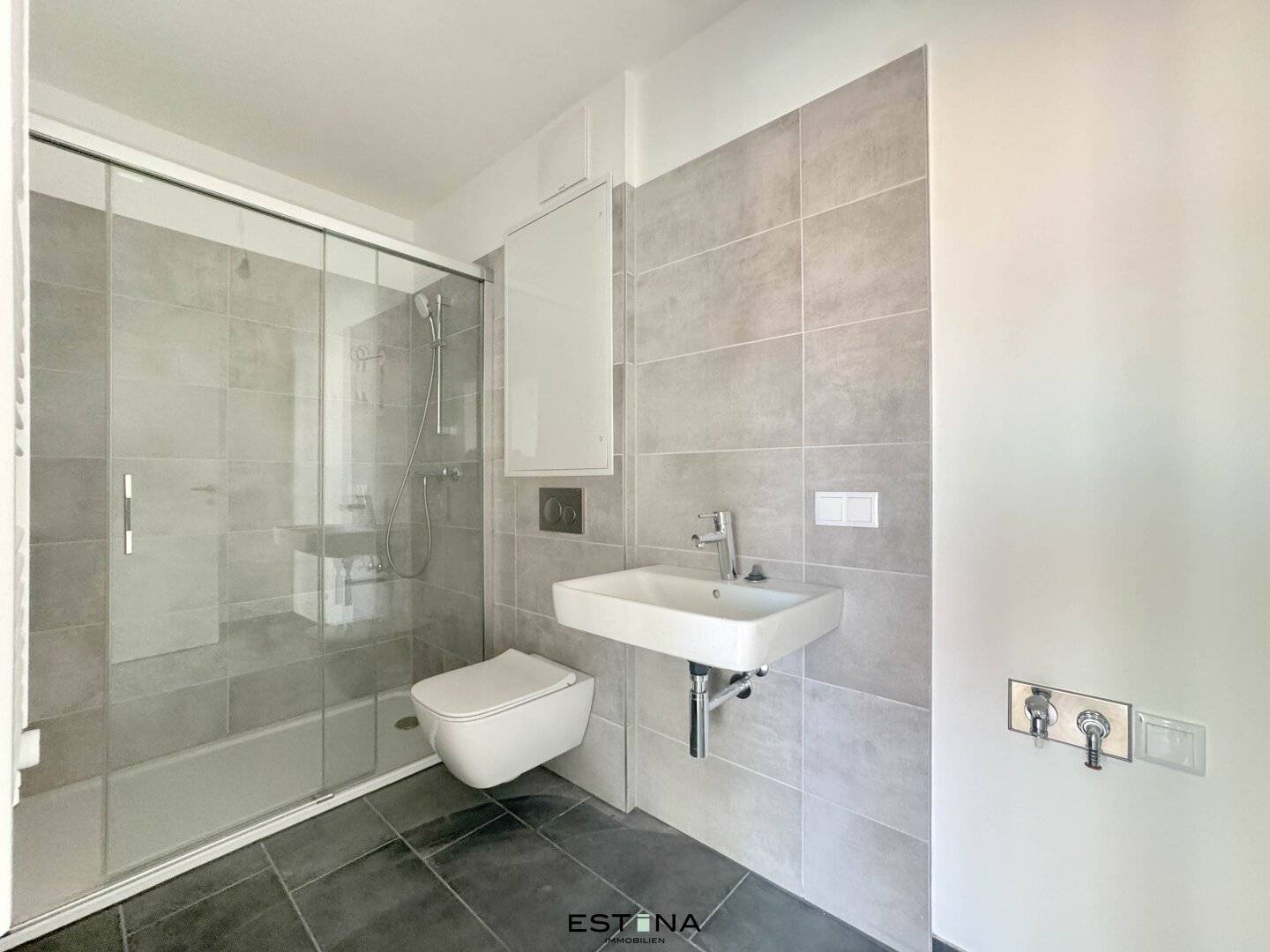 Newly built apartment with built in kitchen and balcony