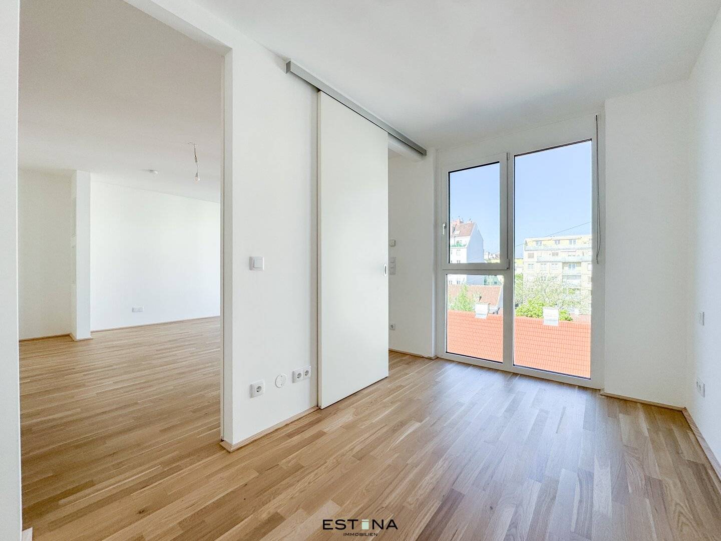 Erstbezug Wohnung mit Einbauküche und Balkon