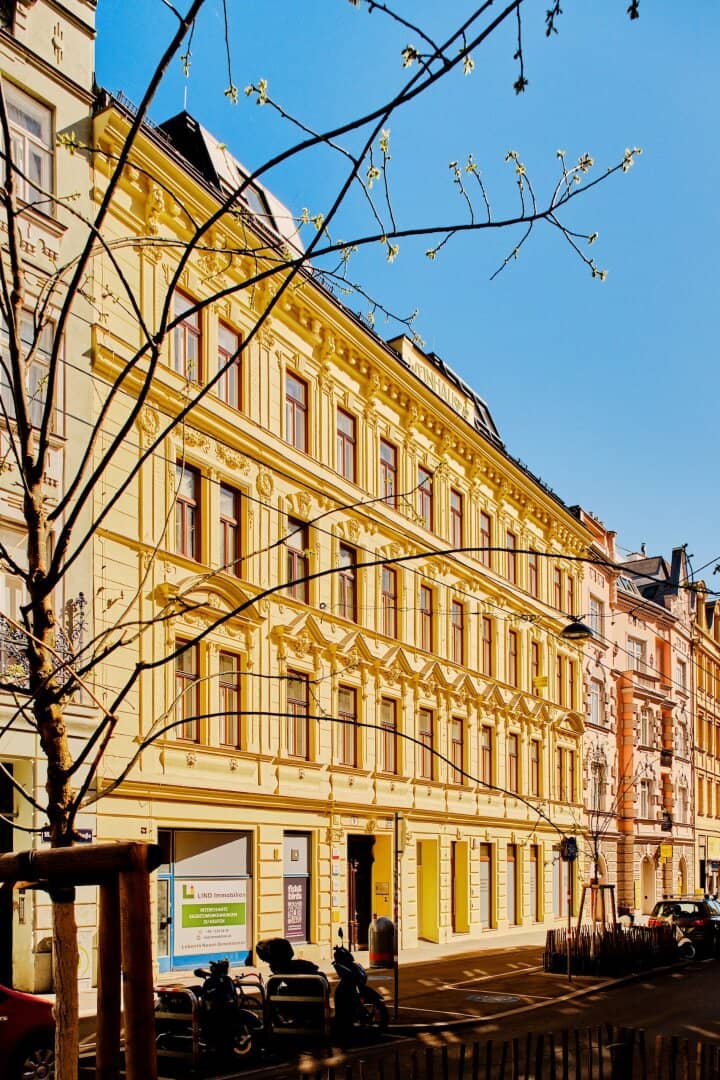 Ruhig & modern  2-Zimmer-Dachgeschoß-Wohnung mit großen Außenflächen