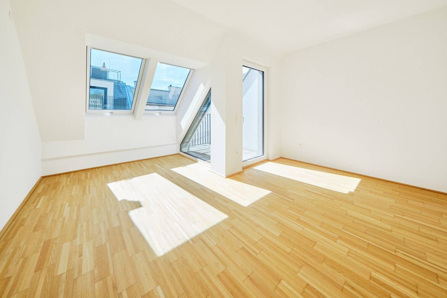 Ruhig & modern  2-Zimmer-Dachgeschoß-Wohnung mit großen Außenflächen