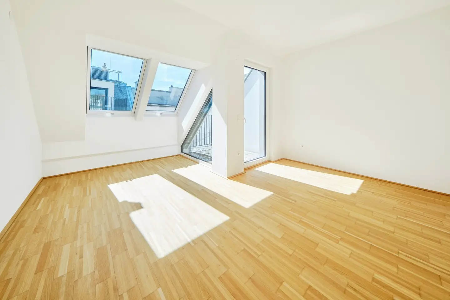 Quiet and modern 2 bedroom attic apartment with large outdoor areas