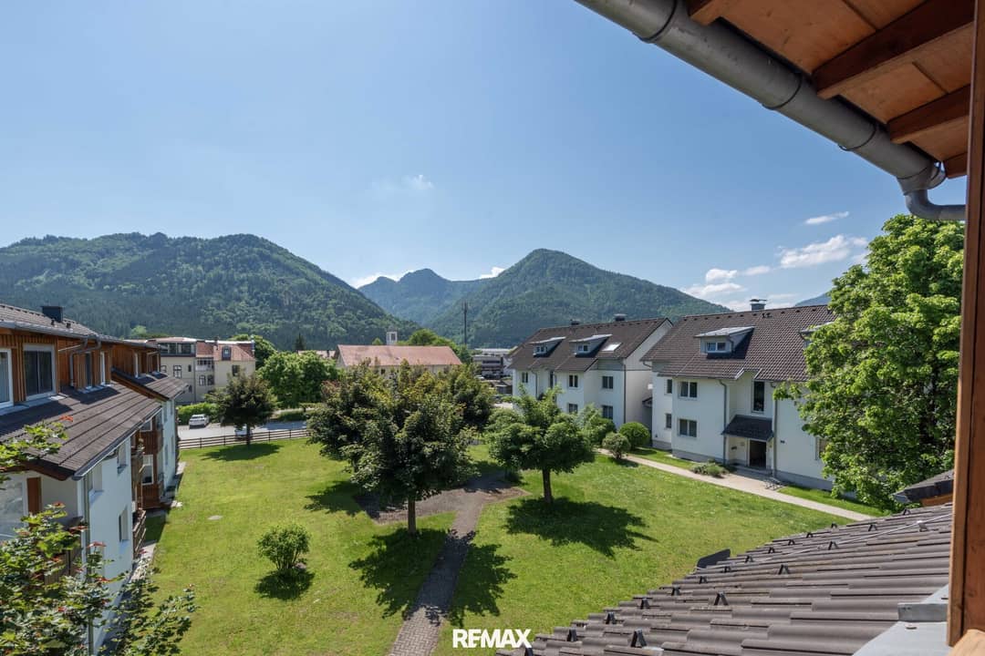 Dachgeschosswohnung mit Loggia und Bergblick