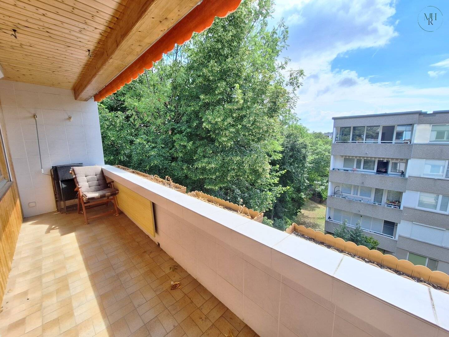Top floor apartment with loggia and green view
