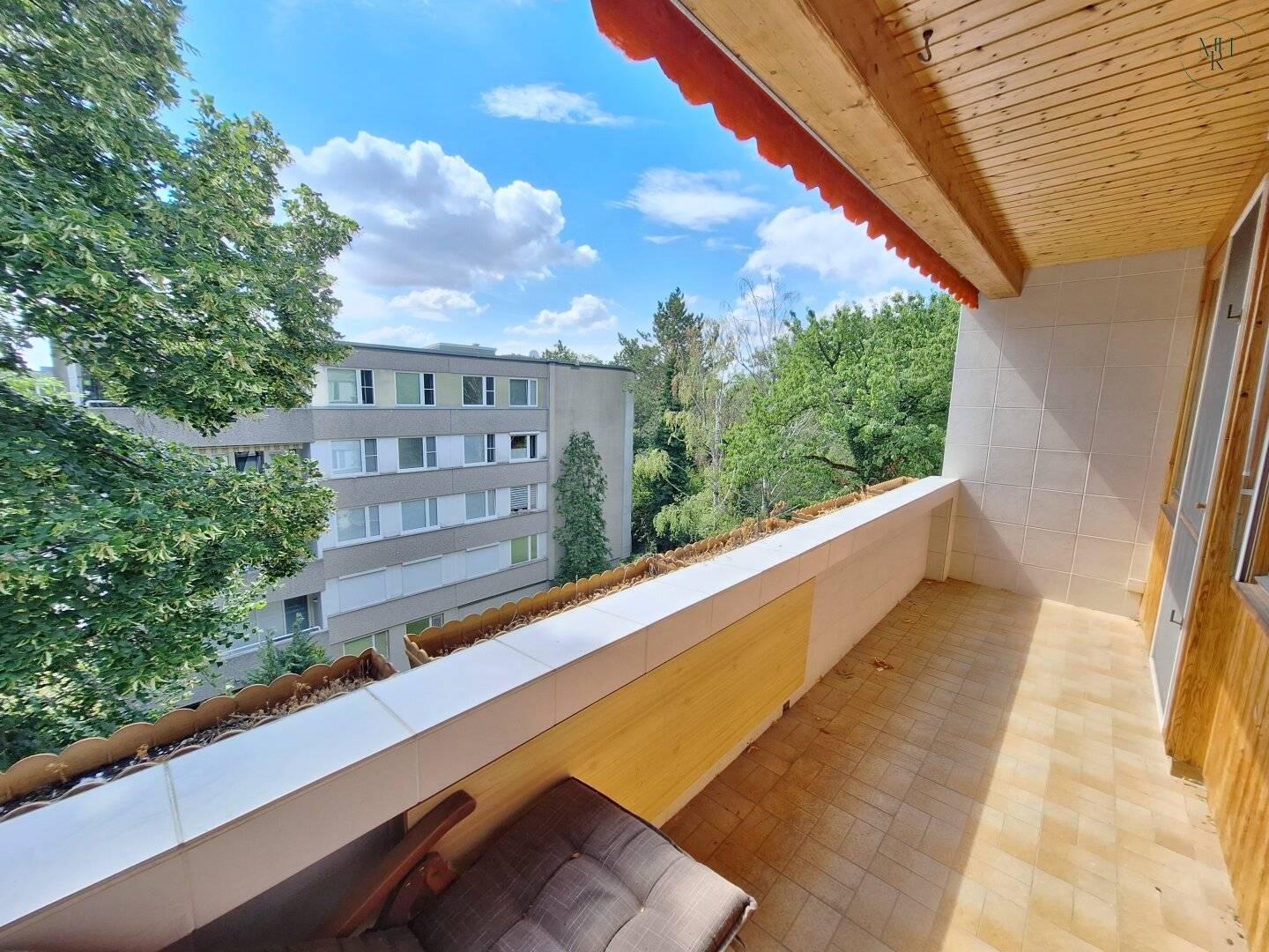 Top floor apartment with loggia and green view