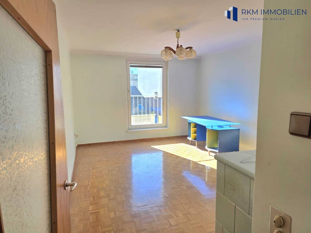 Apartment with potential and good transport links