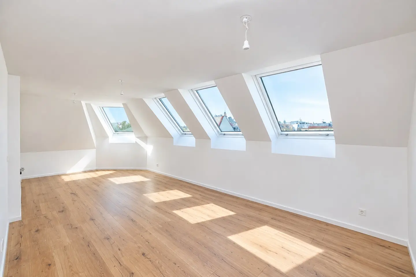 Dachgeschosswohnung mit großzügigen Terrassen und Lift