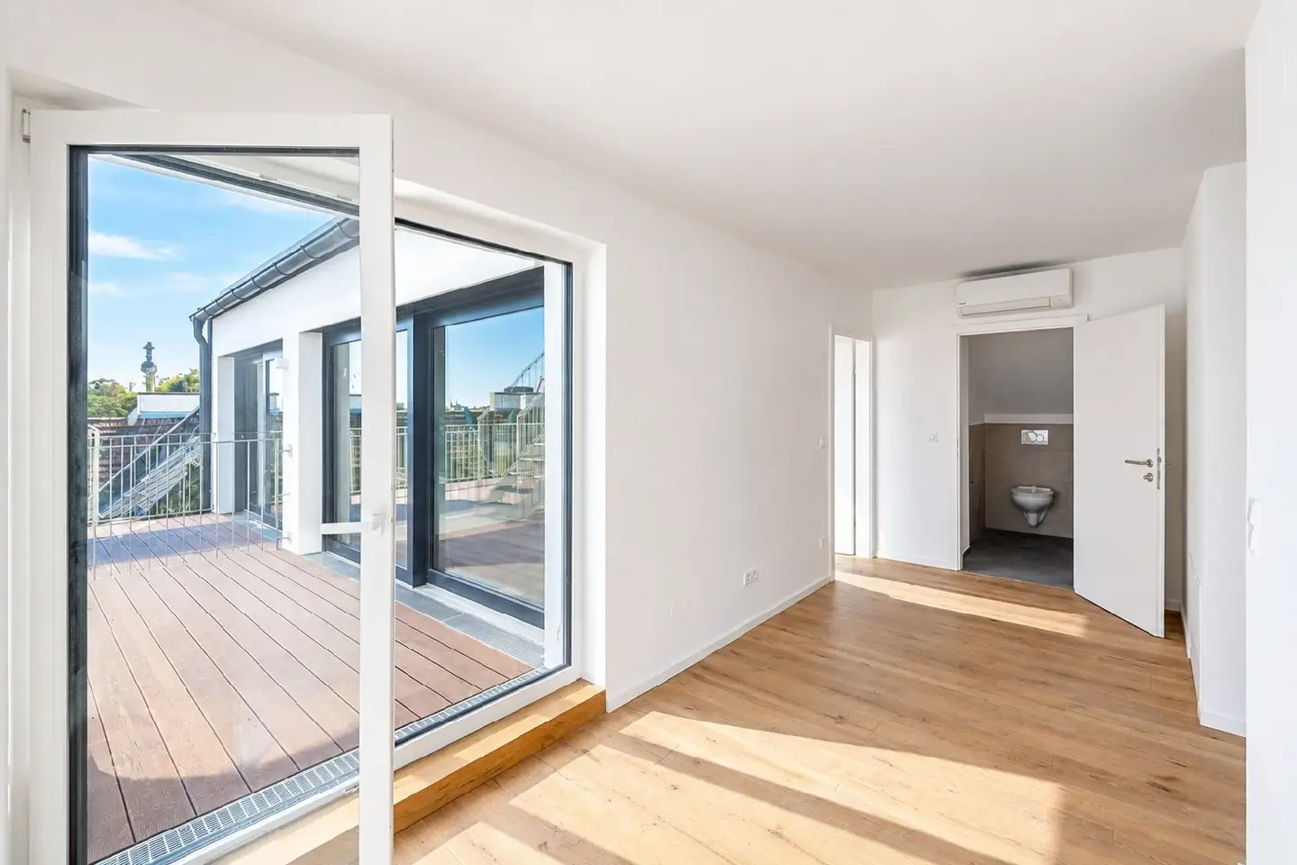 Dachgeschosswohnung mit großzügigen Terrassen und Lift