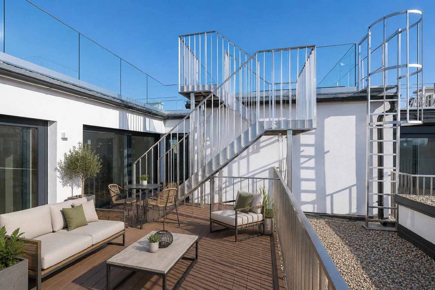 Dachgeschosswohnung mit großzügigen Terrassen und Lift