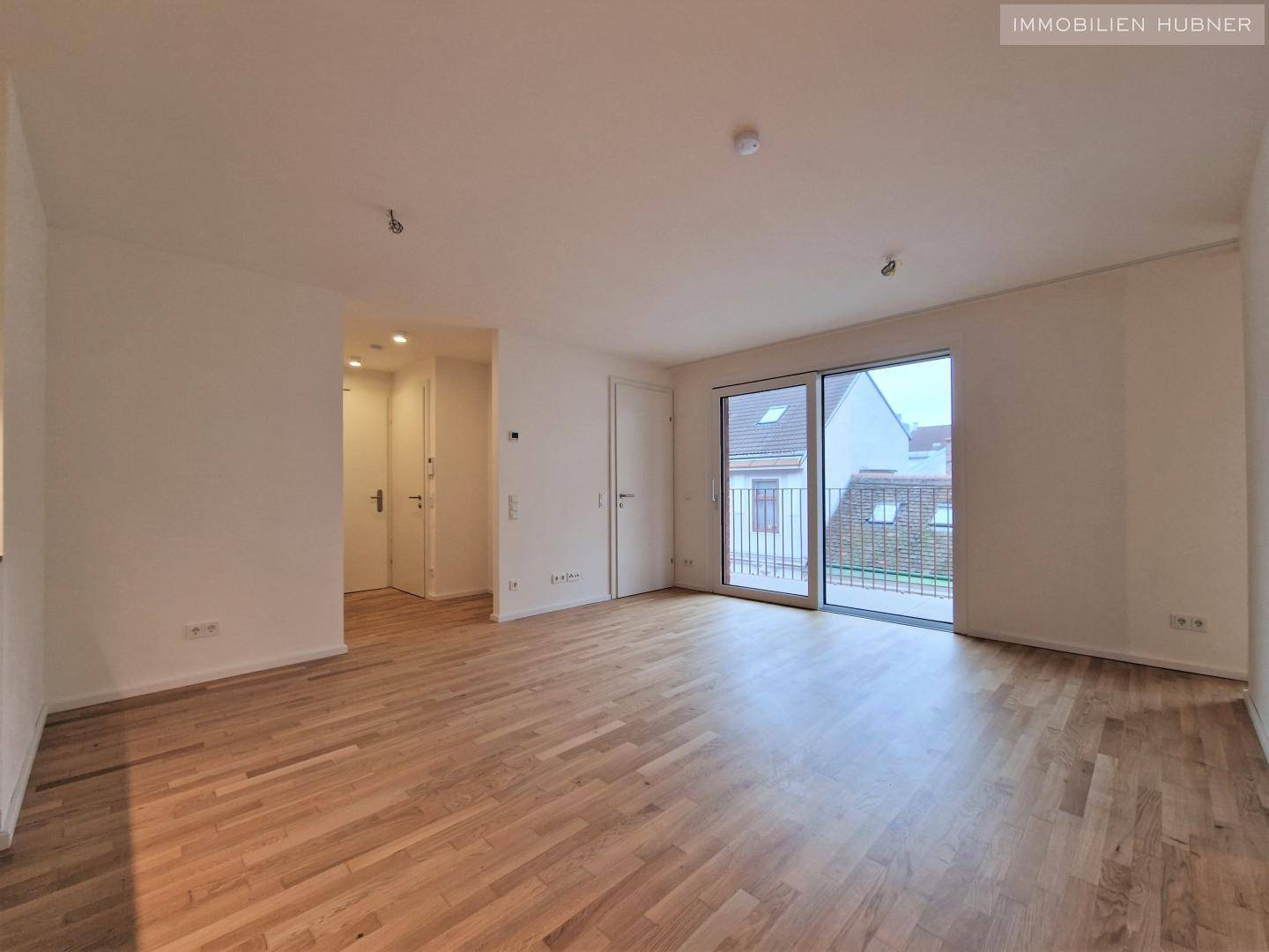 New build apartment with south balcony and good transport links