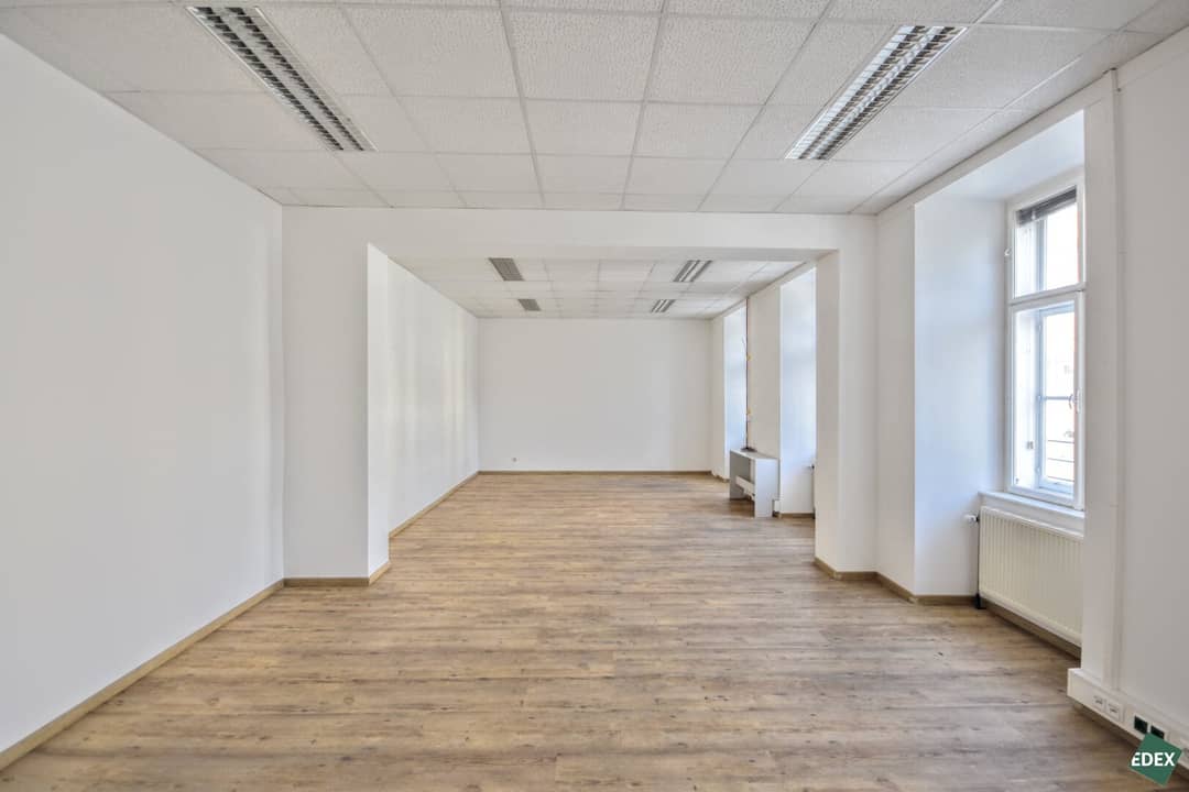 Helles Büro mit effizienter Aufteilung am Augarten