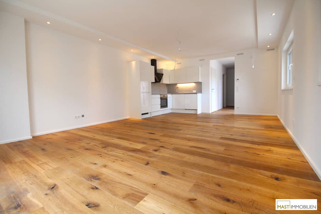 Apartment top floor with balcony near SCS