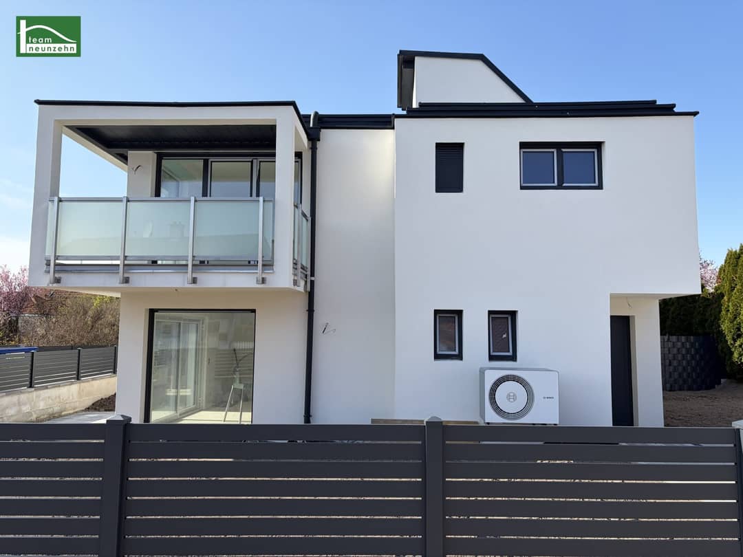 Modernes Reihenhaus mit Dachterrasse Garten und Parkplätzen