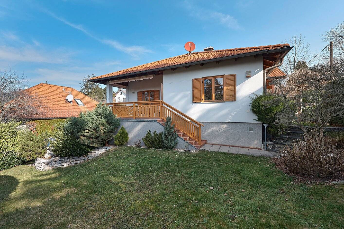 AM SCHAFBERG - Wonderful plot with bungalow, pool and development potential