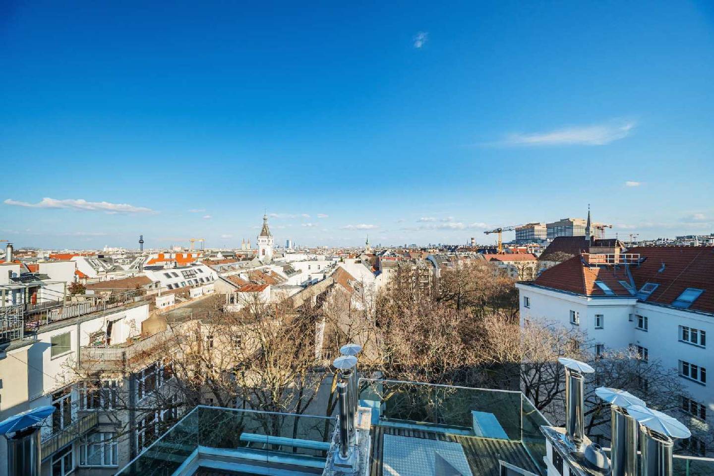 Apartment with roof terrace and quiet courtyard