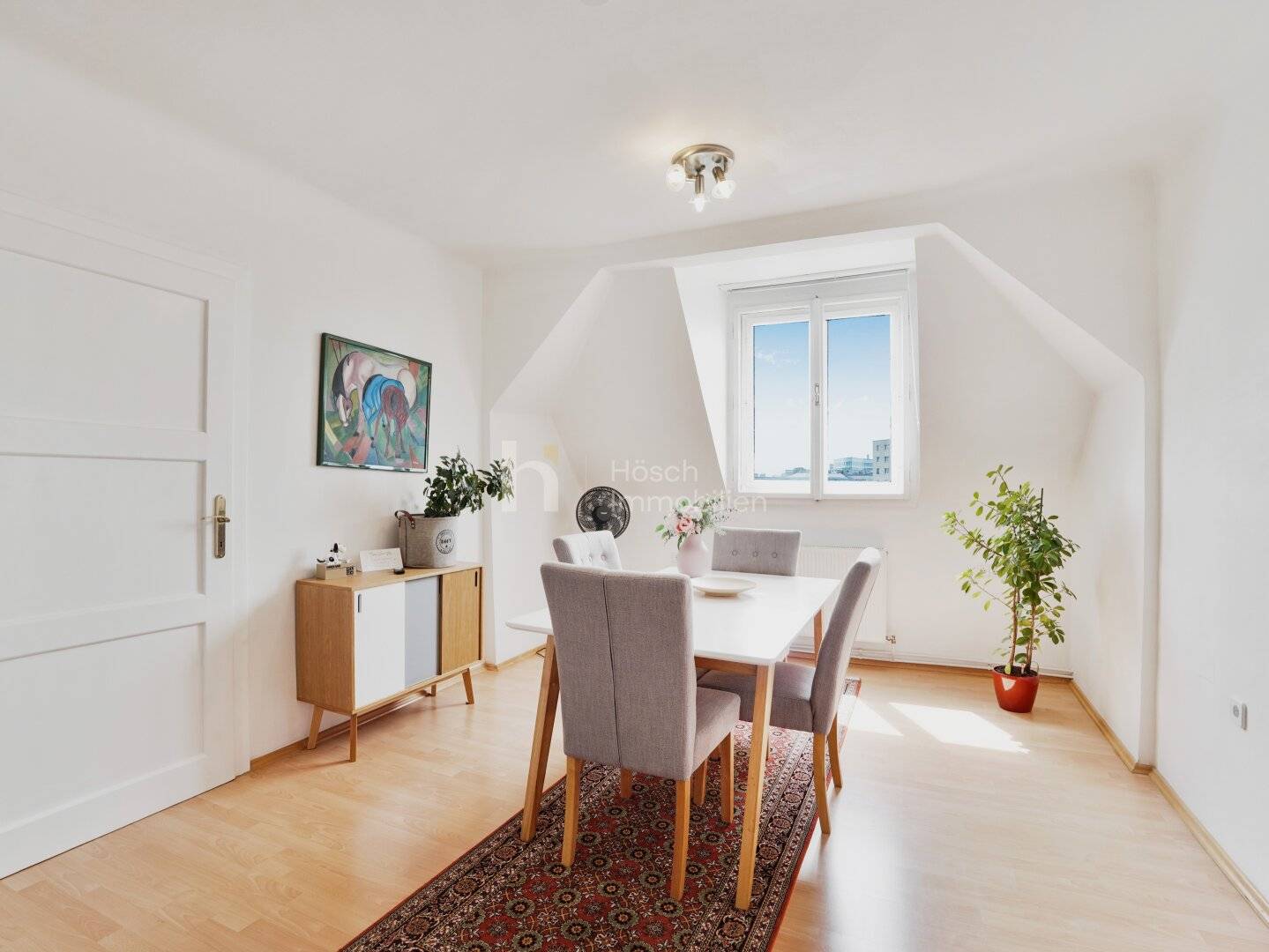 Dachgeschosswohnung bright with 3 room potential