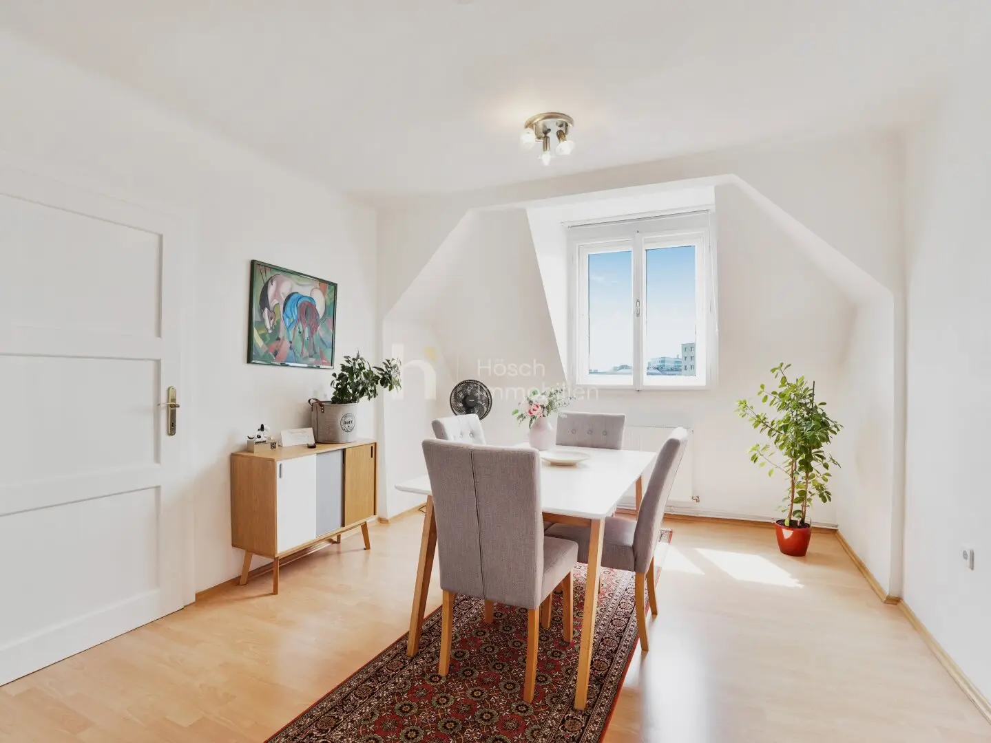 Dachgeschosswohnung hell mit 3 Zimmer Potenzial