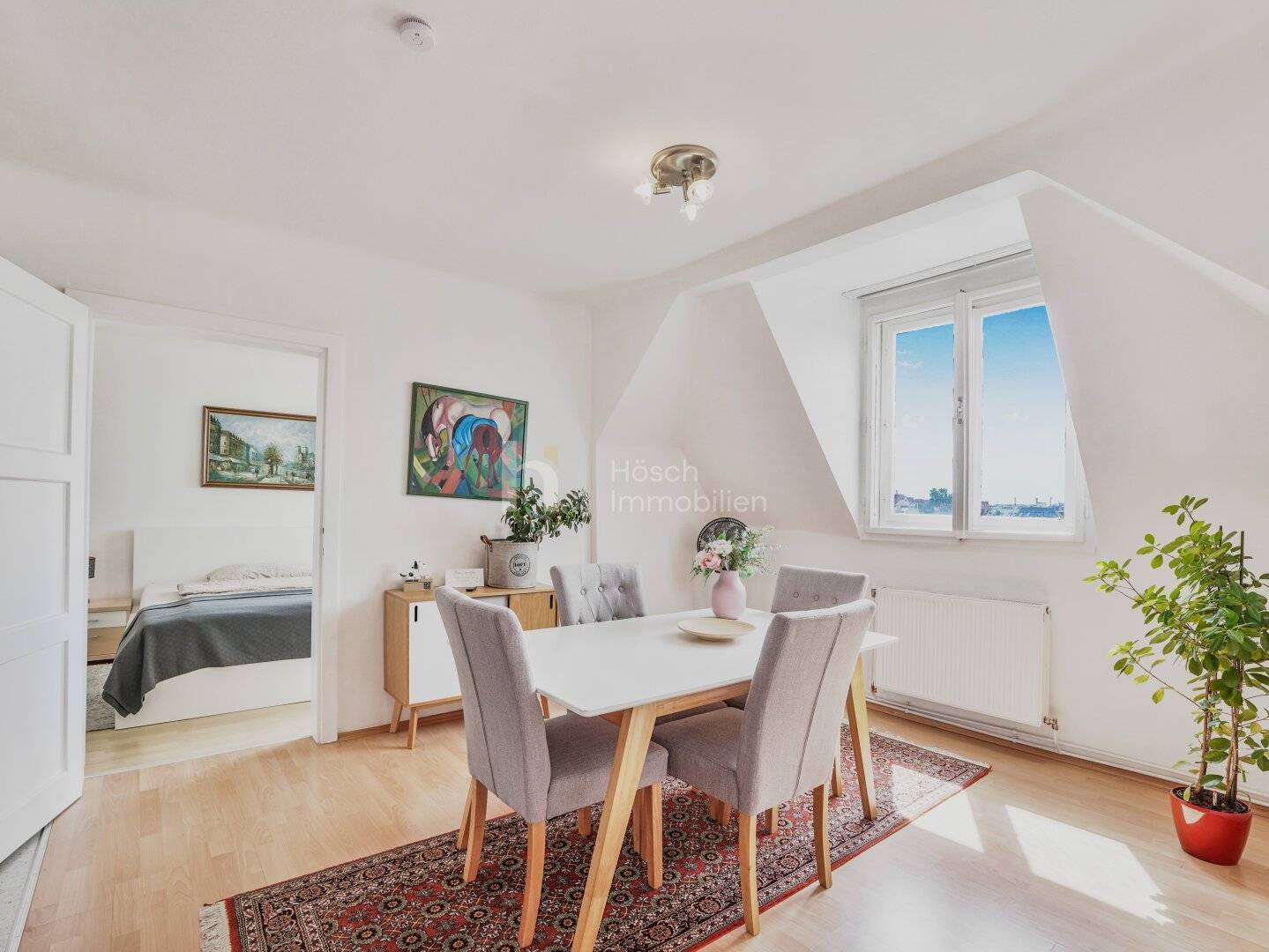 Dachgeschosswohnung bright with 3 room potential