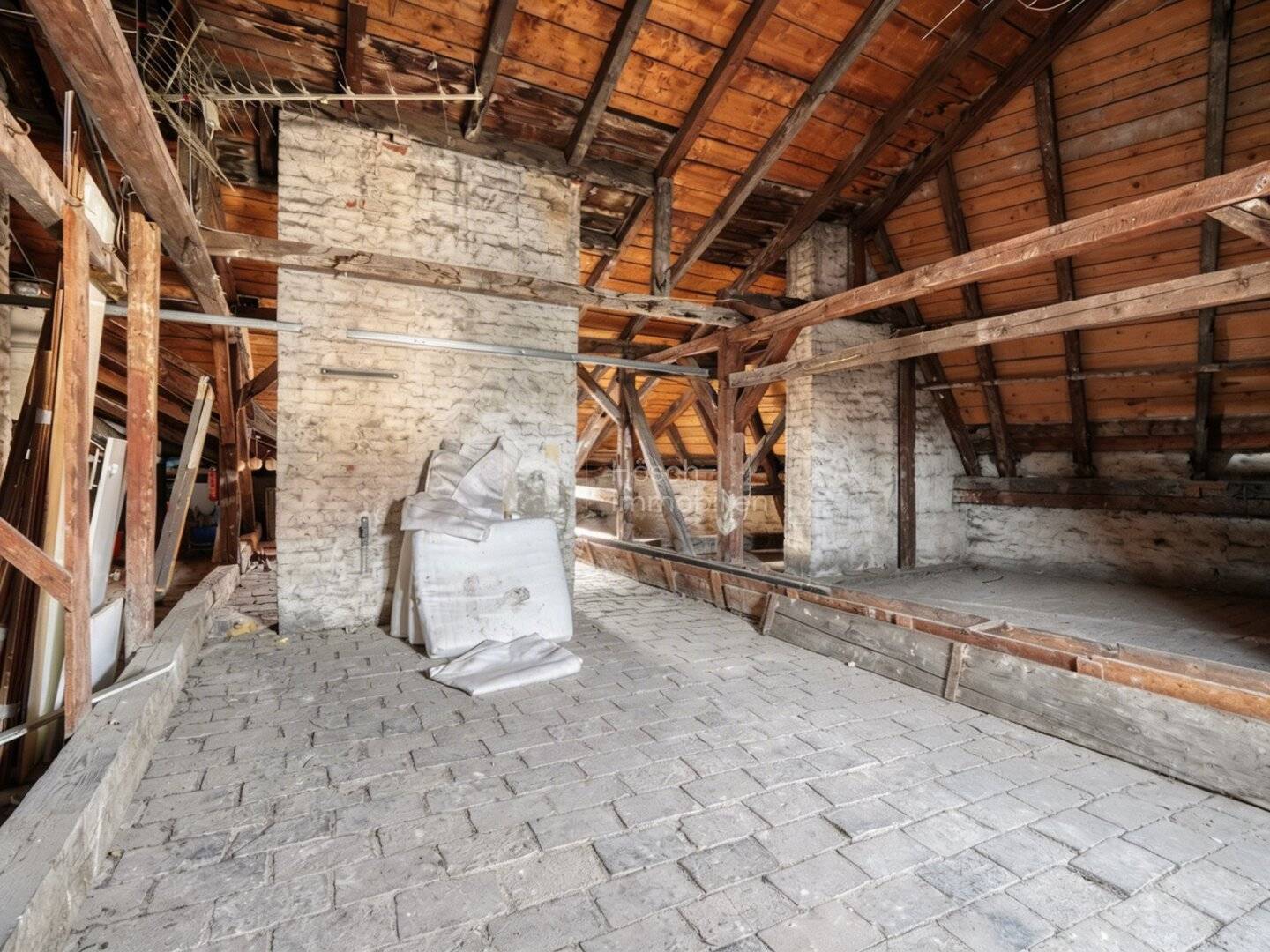 Attic apartment with development potential