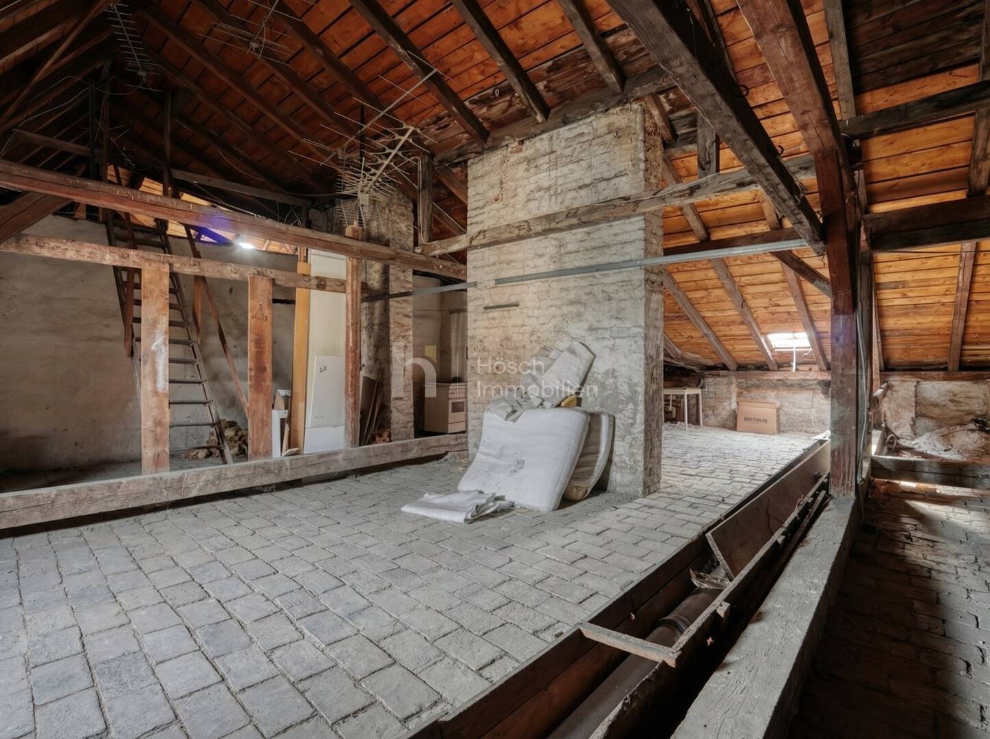 Attic apartment with development potential