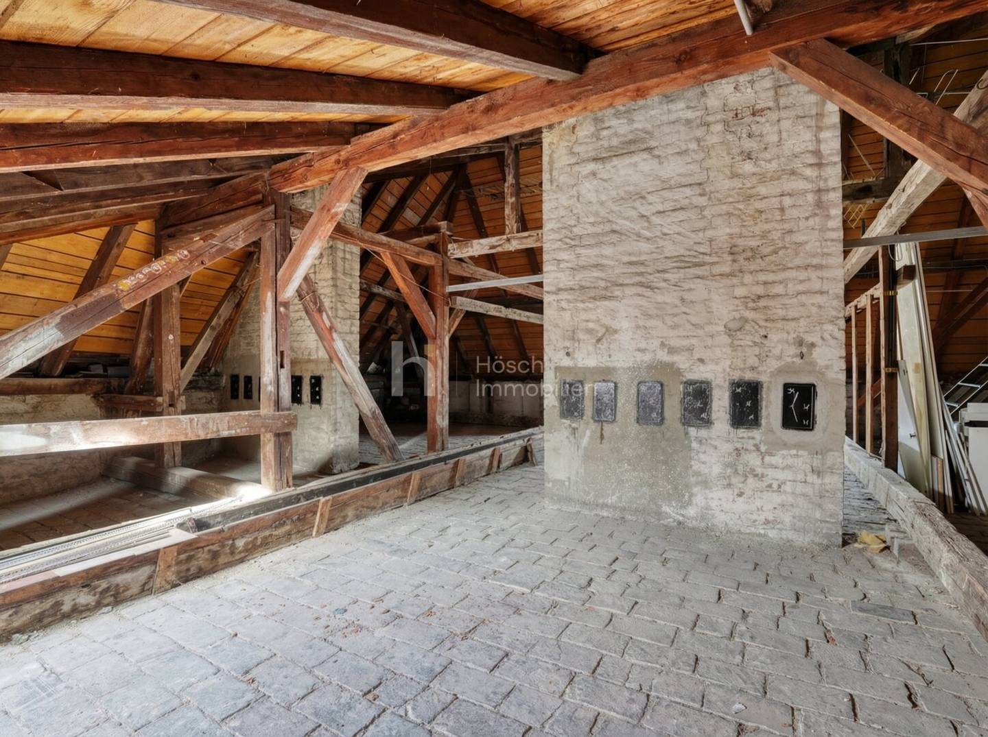 Attic apartment with development potential