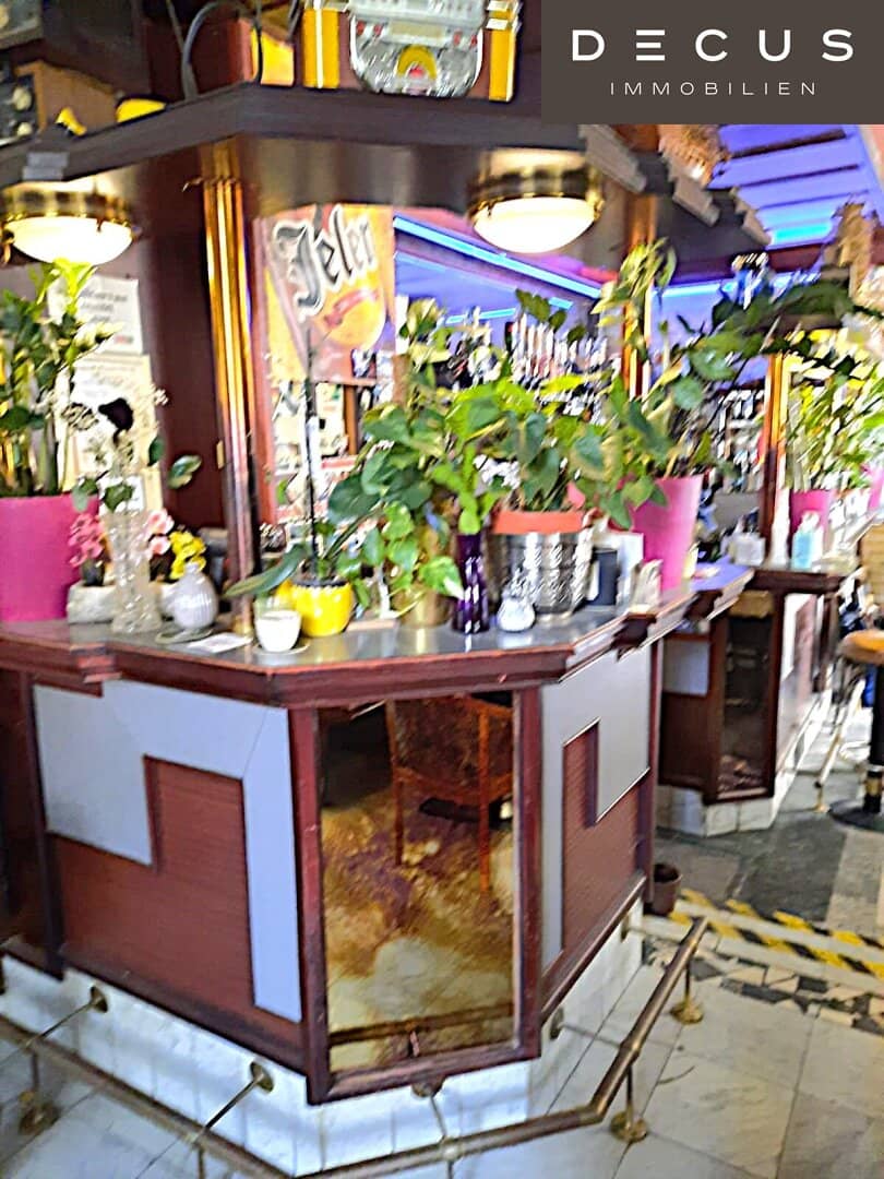 Large Regulars' Café in Margareten