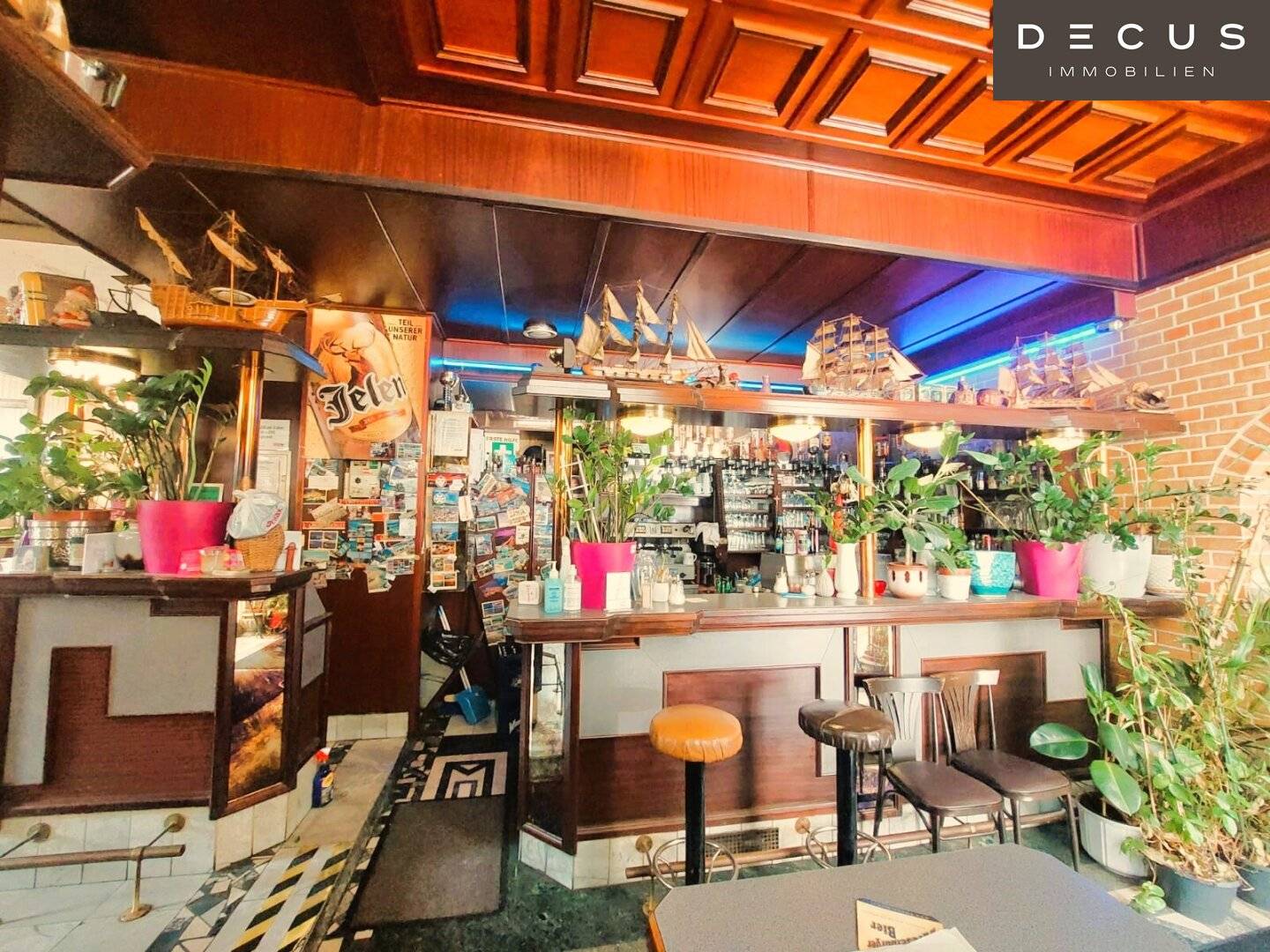 Large Regulars' Café in Margareten