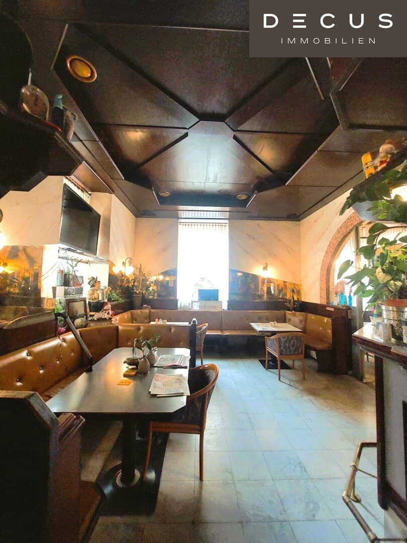Large Regulars' Café in Margareten