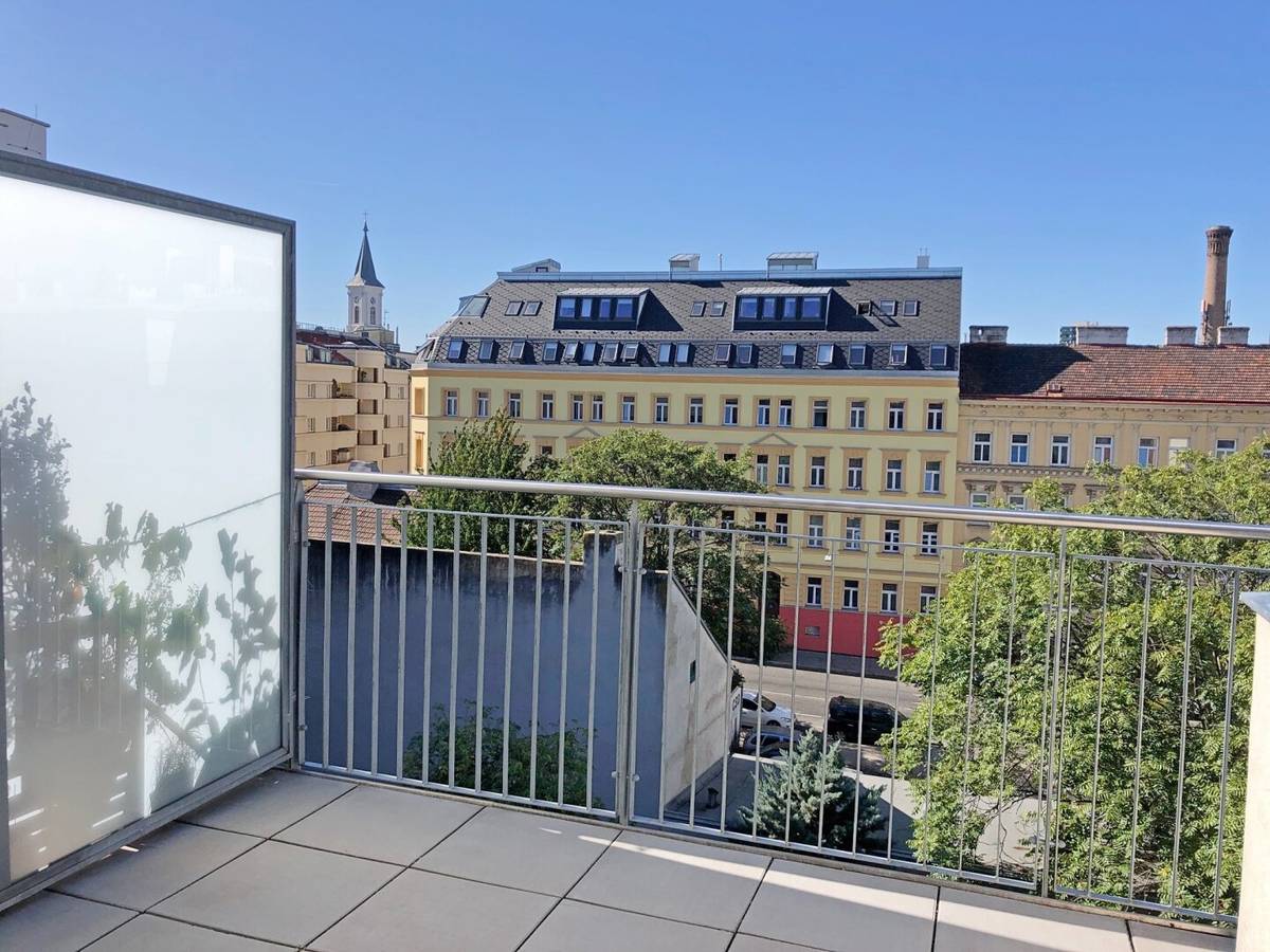 Penthouse flat with balconies in Meidling