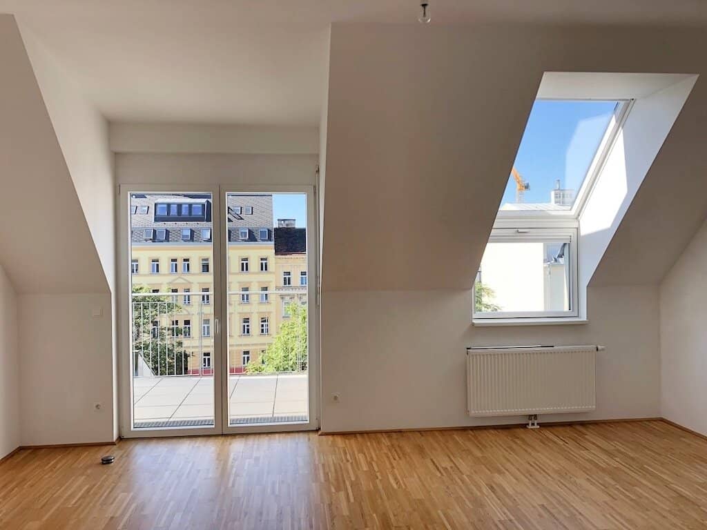 Penthouse flat with balconies in Meidling