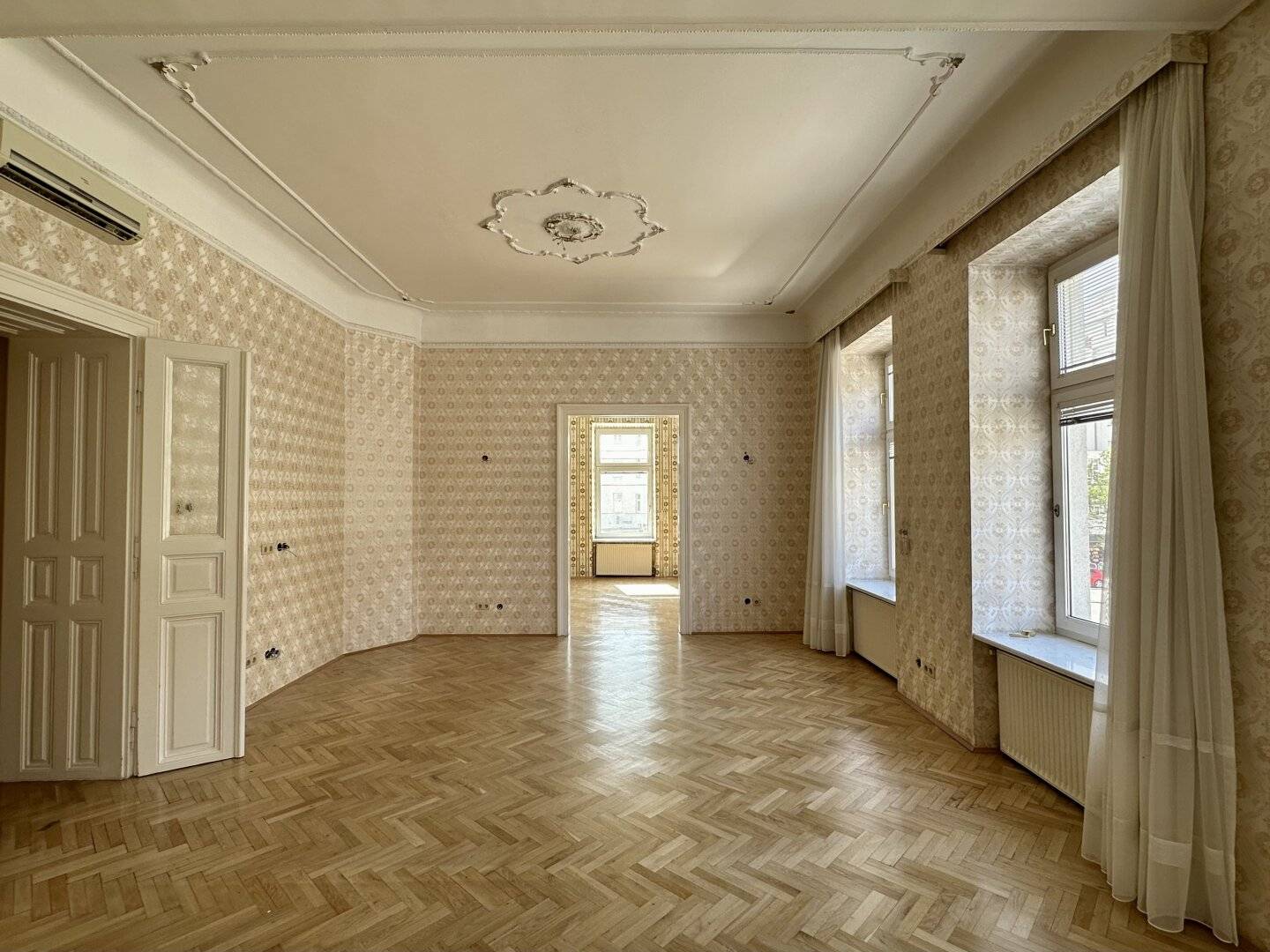 Altbau apartment 157m² near UNO-City