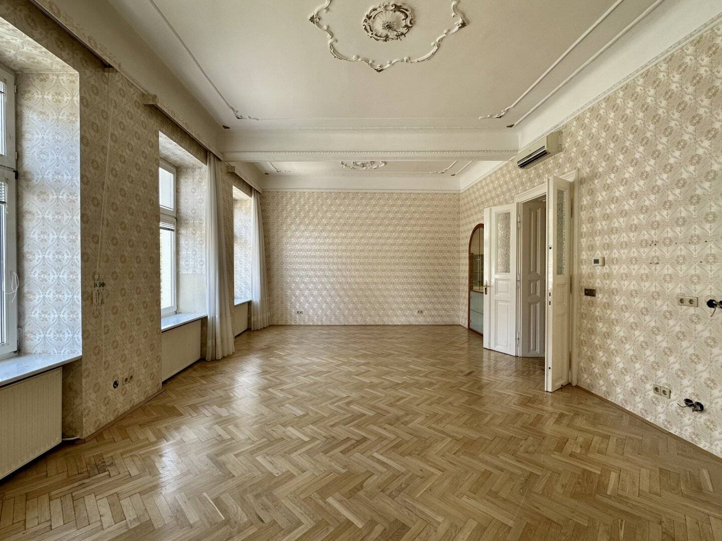 Altbau apartment 157m² near UNO-City