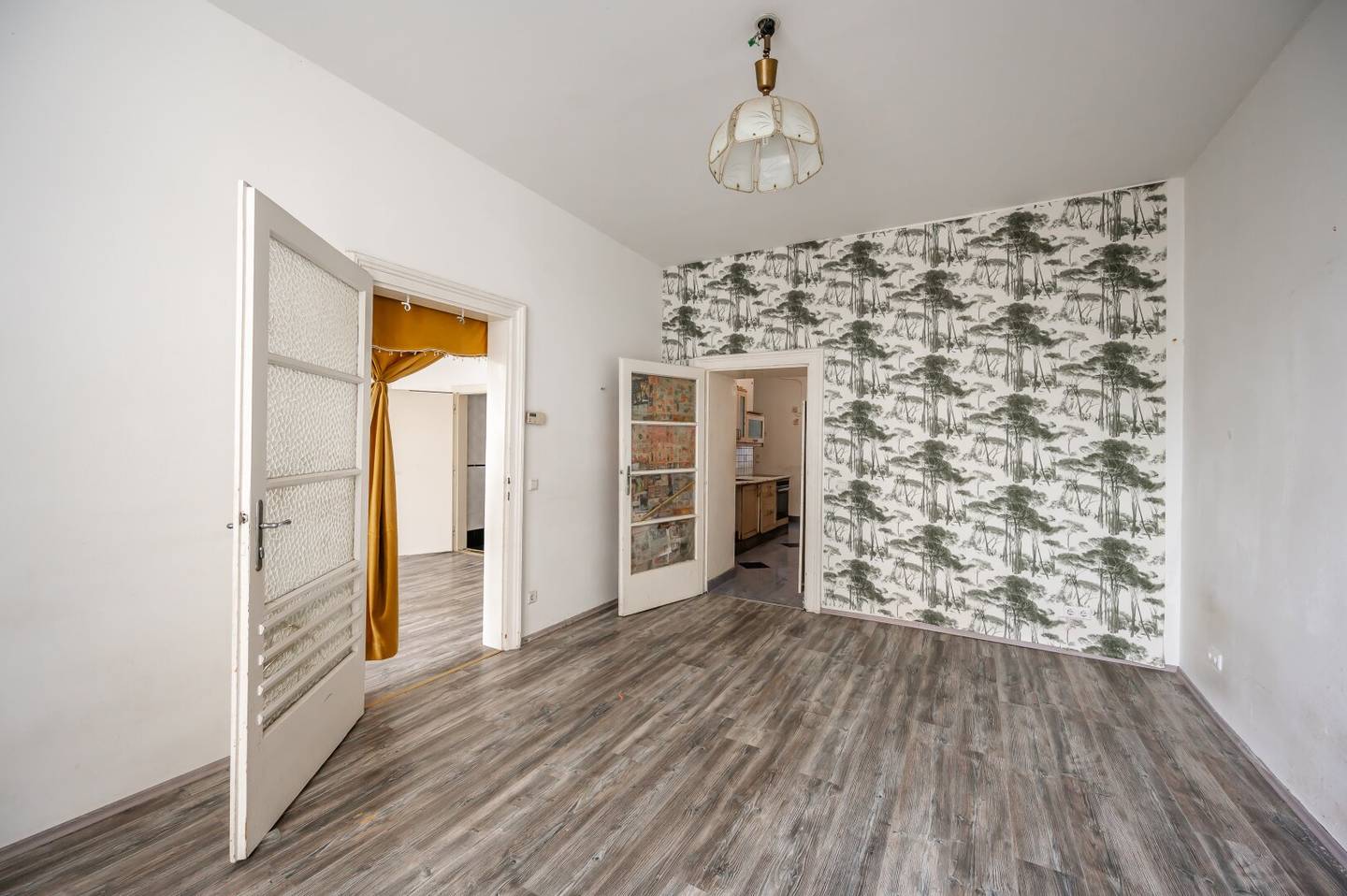 Apartment old building Airbnb balcony approved