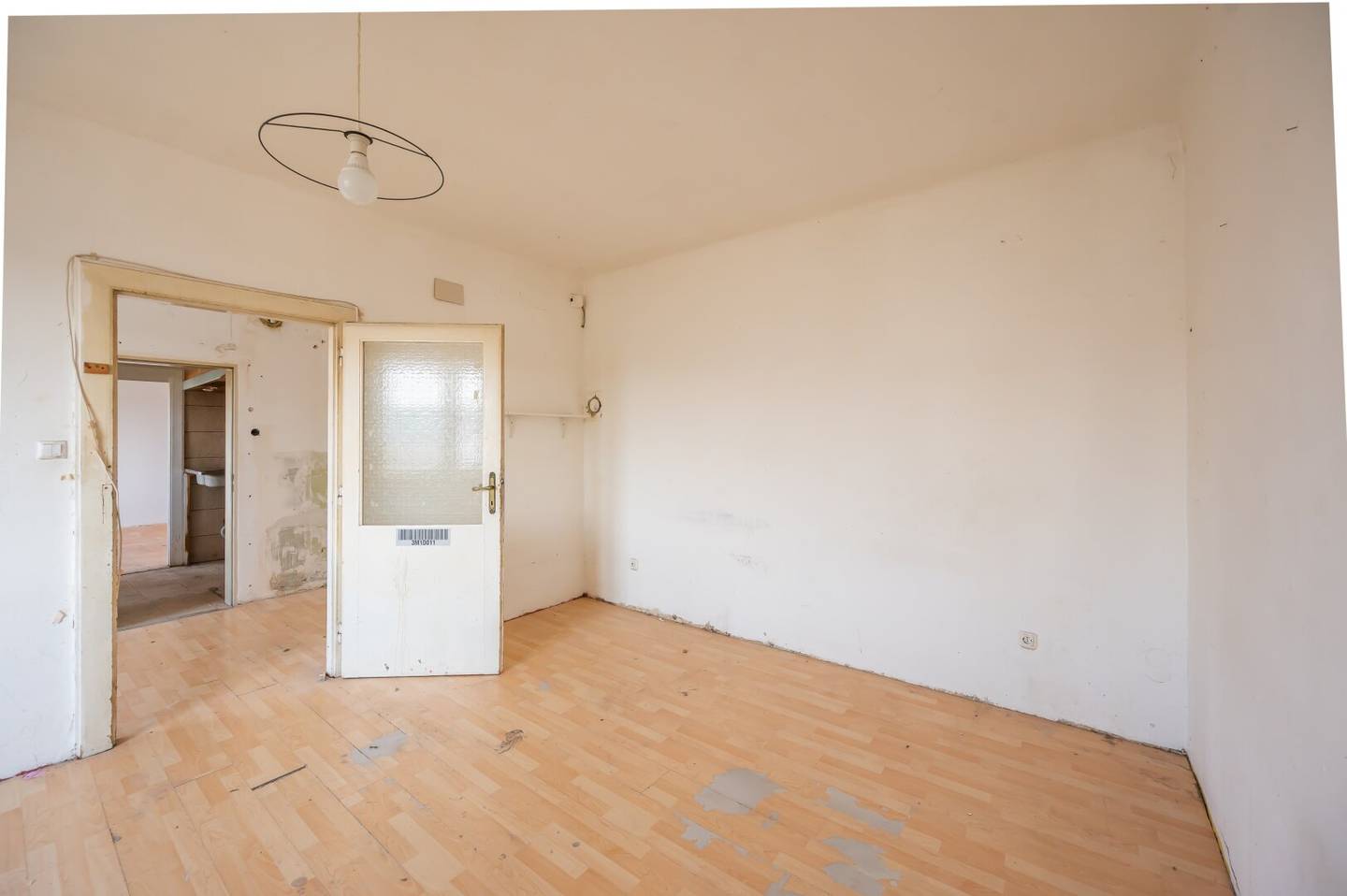 ++NEW++ Quiet two room old style apartment with separate kitchen, lots of remodeling potential