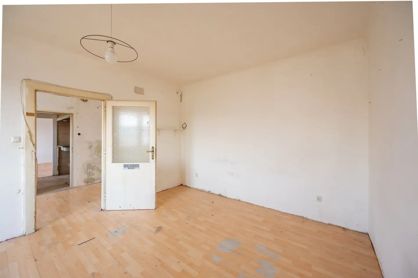 ++NEW++ Quiet two room old style apartment with separate kitchen, lots of remodeling potential