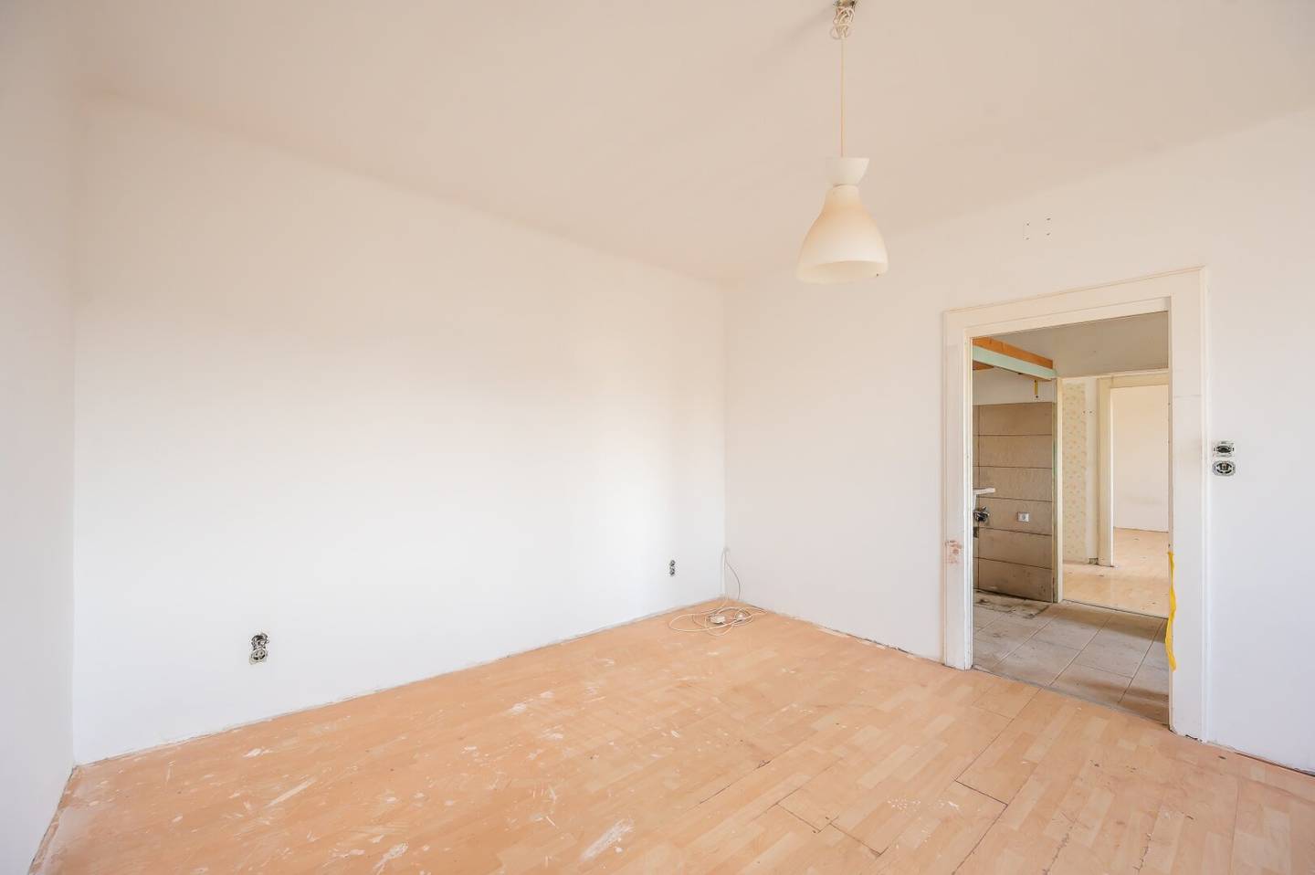 ++NEW++ Quiet two room old style apartment with separate kitchen, lots of remodeling potential
