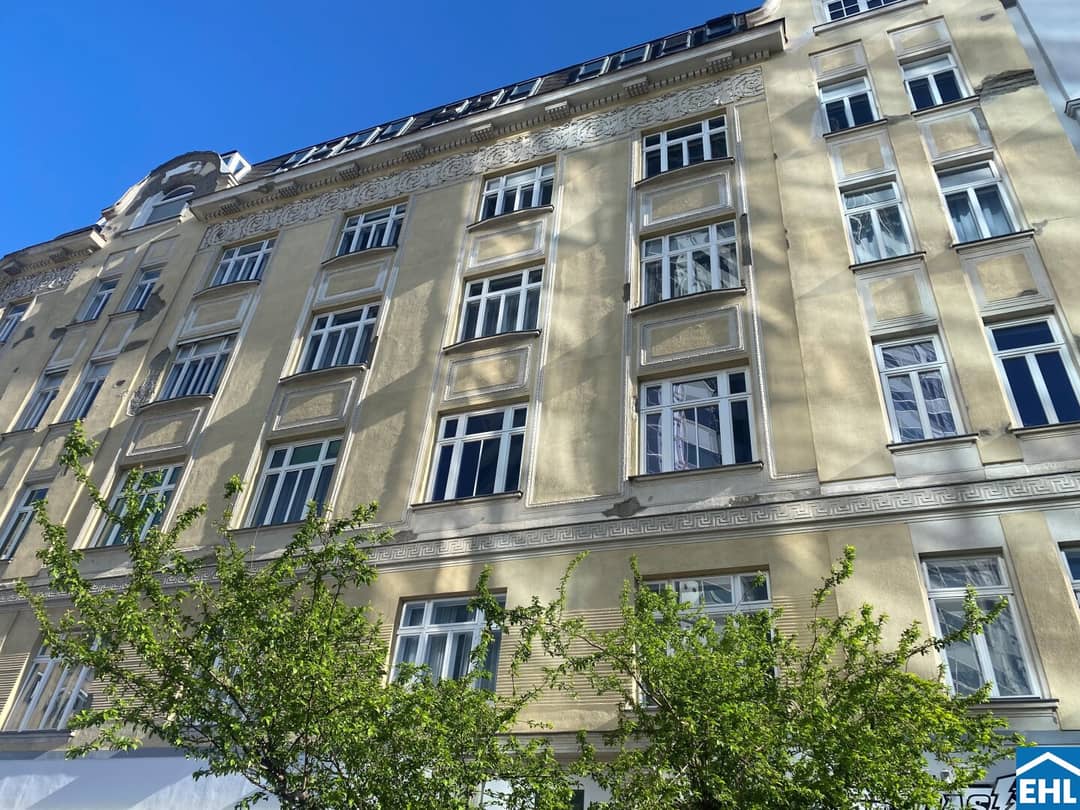 Old building apartment bright central near Prater