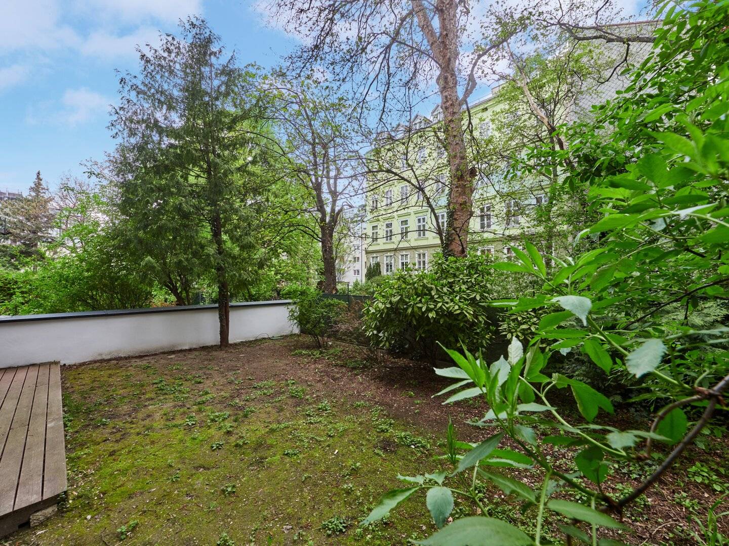 Ground floor apartment with garden and cellar