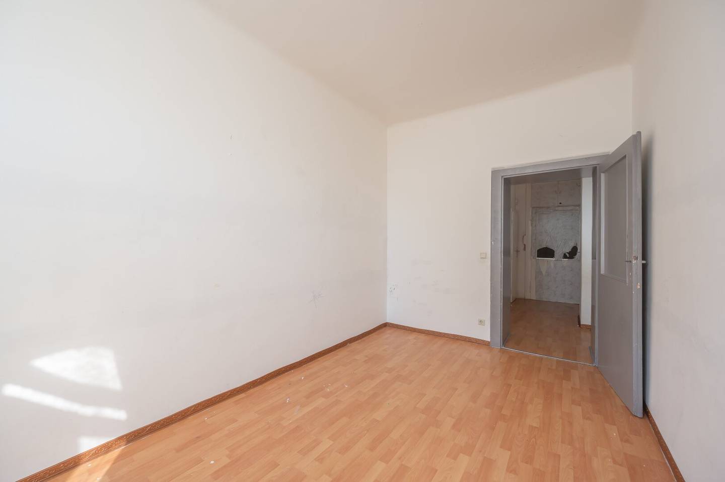 ++Airbnb++ sanierungsbedürftige 2-Zimmer-Wohnung in sehr guter Lage