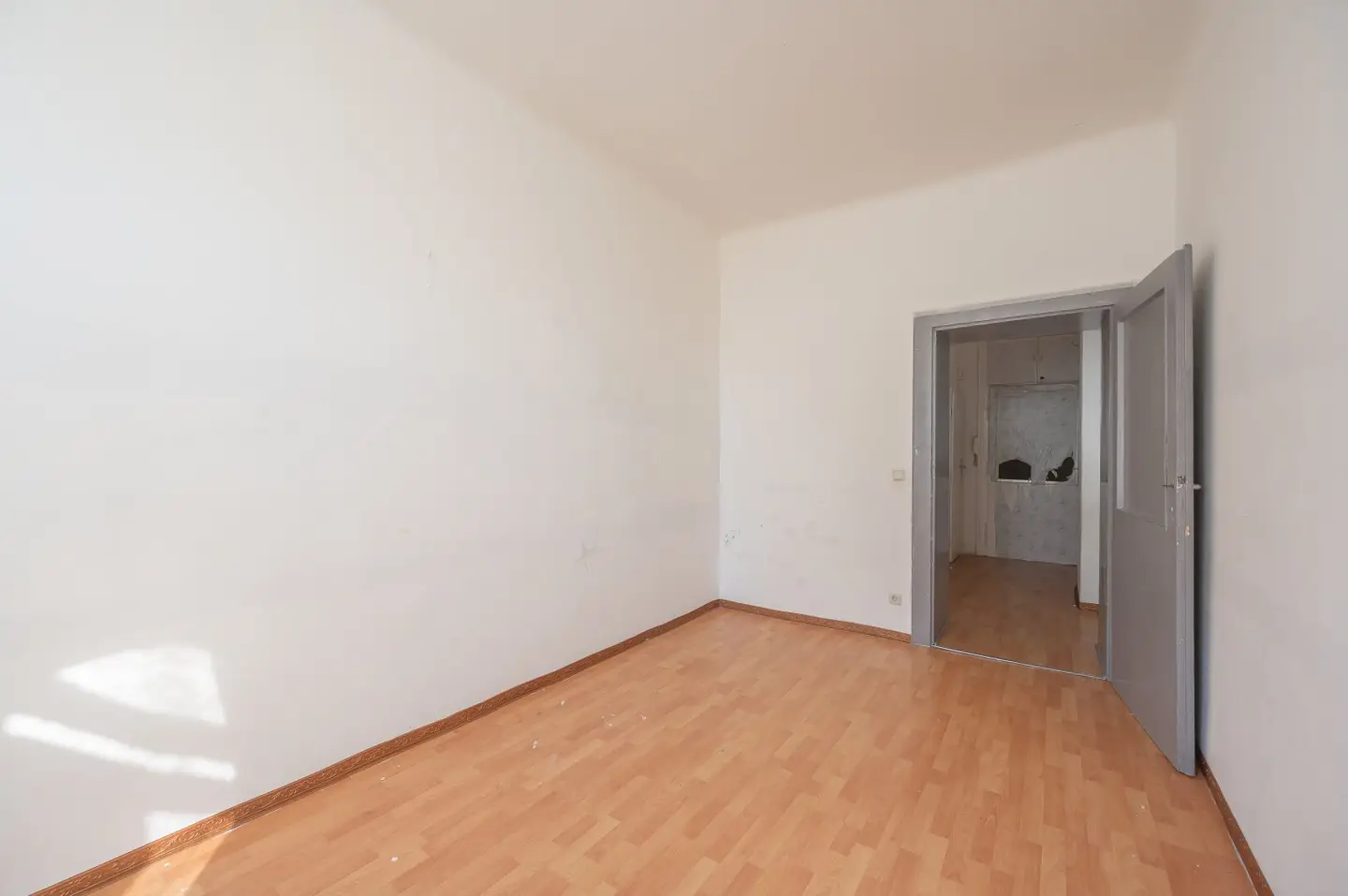 ++NEU++ Renovierungsbedürftige 2-Zimmer-Altbauwohnung mit 53 m² und Airbnb-/Kurzzeitvermietungszustimmung