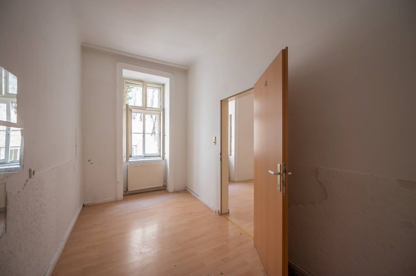 Airbnb Attractive 2-room apartment in top location, renovation needed and versatile use