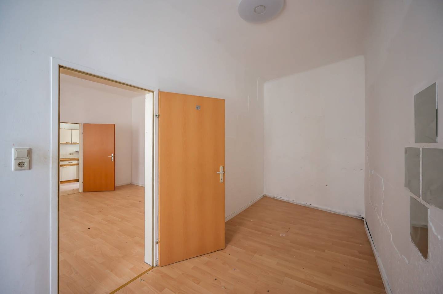Airbnb Attractive 2-room apartment in top location, renovation needed and versatile use