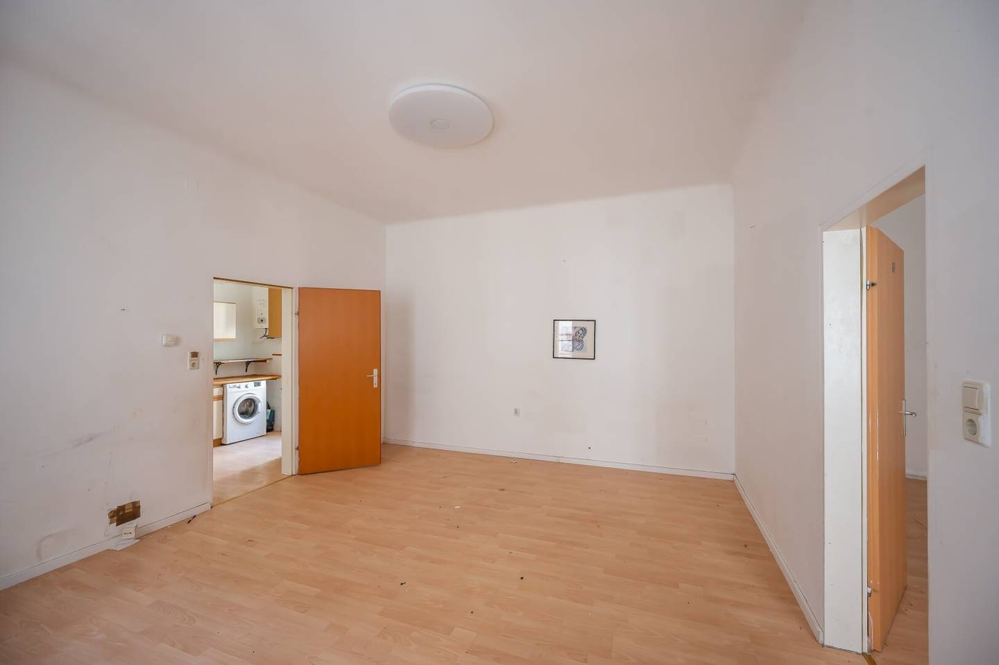 Airbnb Attractive 2-room apartment in top location, renovation needed and versatile use
