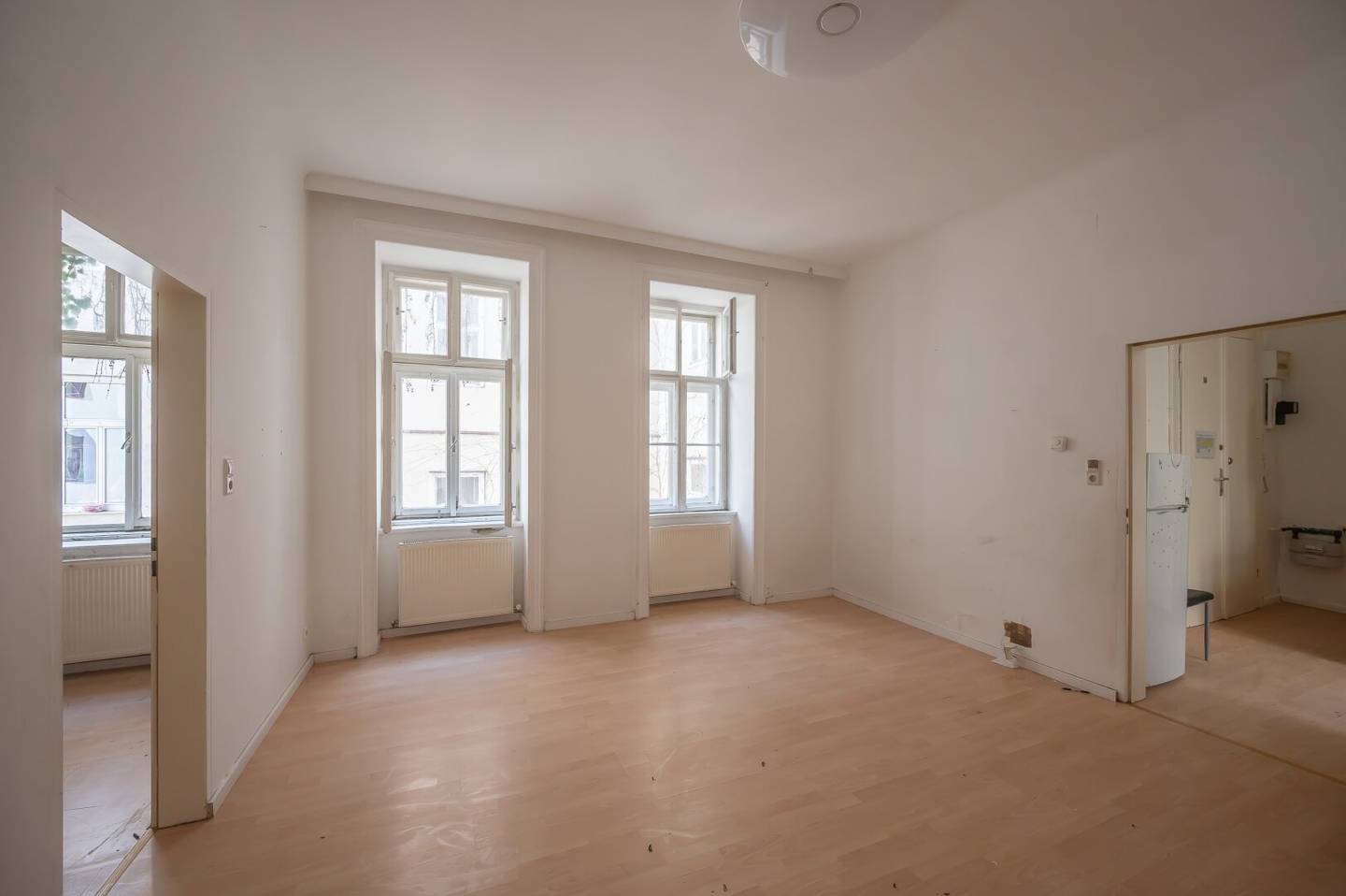 Airbnb Attractive 2-room apartment in top location, renovation needed and versatile use